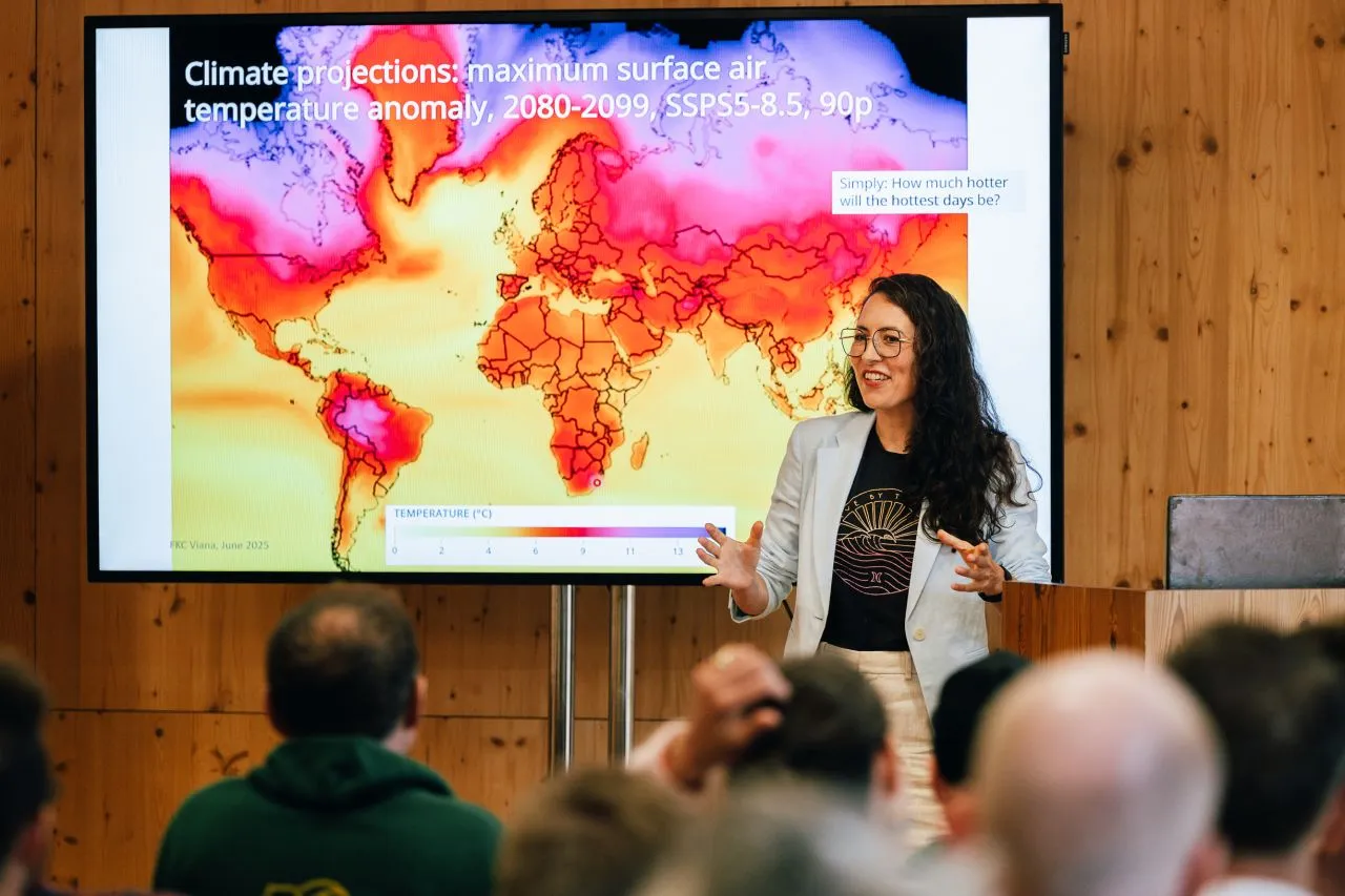 Dr. Helena Ponstein hält einen Keynote-Vortrag über Klimaprojektionen und globale Temperaturanomalien vor Publikum